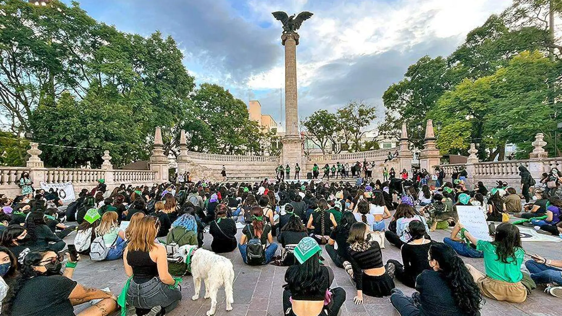 feminstas en plaza principal